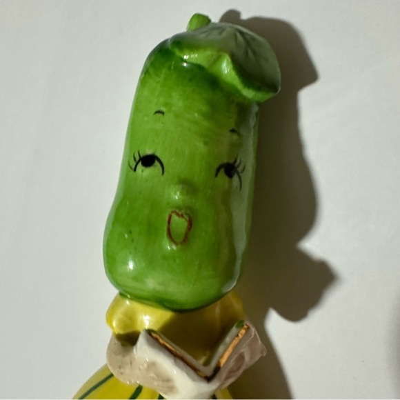 Vtg 50s Napco Farm Girl Cucumber Pepper Shaker - Picture 5 of 7
